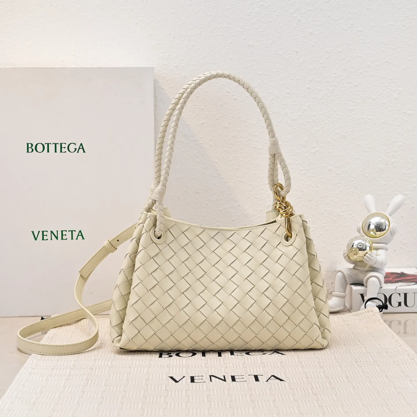 Batch 2060 BOTTEGA VENETA 2025 Autumn New Product Medium Parachuta The long-awaited new medium parachuta is here, with a unique appearance and iconic metal knots, and a whole piece of leather folds the four corners into a parachute shape! The exquisite Knot metal buckle is like putting jewelry on a bag. It is high-end and elegant. Its super capacity can hold all your things! The overall effect of this bag is very different from before. It is neither too delicate to provide a large capacity nor too bulky because of its practicality. It simply provides a perfectly suitable bag for casual and simple people👜 Style number: 5921 Size: 29.5*18.5*17.5cm